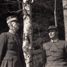 They keep traveling north. Here: King Haakon and Crown Prince at "the King's Birch" outside Molde. The picture was to become an important symbol of Norwegian resistance. Photo: Per Bratland, Nina Bratland's archive.